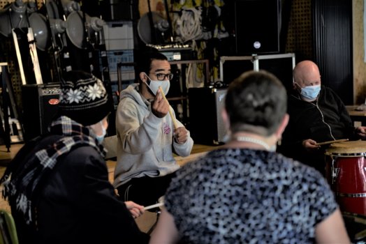 Un groupe de personnes en situation de handicap participe à un atelier de percussion.