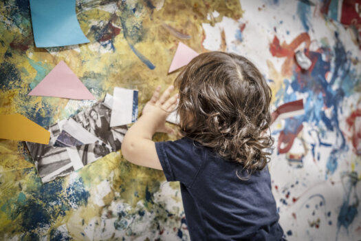 In this artistic workshop, the very young and an artist create a collaborative artwork.  © Karim Abraheem